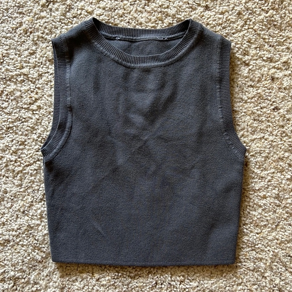 Gray no-sleeve crop top